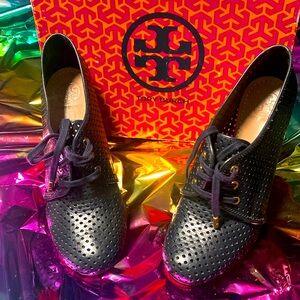 Tory Burch women’s size 10 navy blue wedge heel